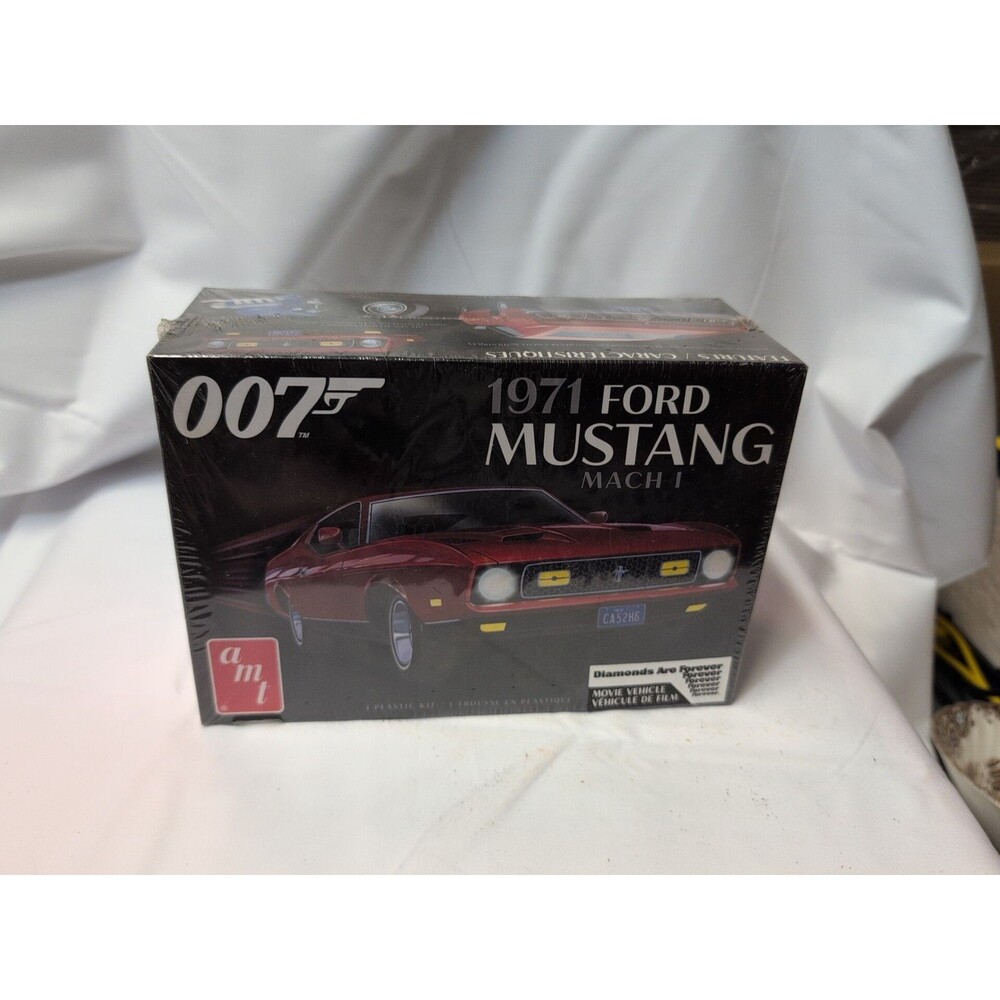 AMT  1971 Ford Mustang Mach James Bond 007 1:25 Scale Model Kit NEW